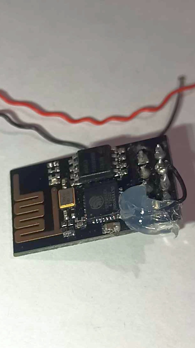 Фиксируем провод термоклеем. Припаиваем второй конец провода к выводу Reset.