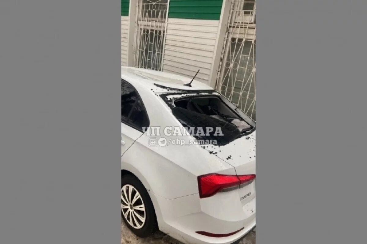    В Самаре на улице Мичурина упавший с крыши дома снег повредил легковушку