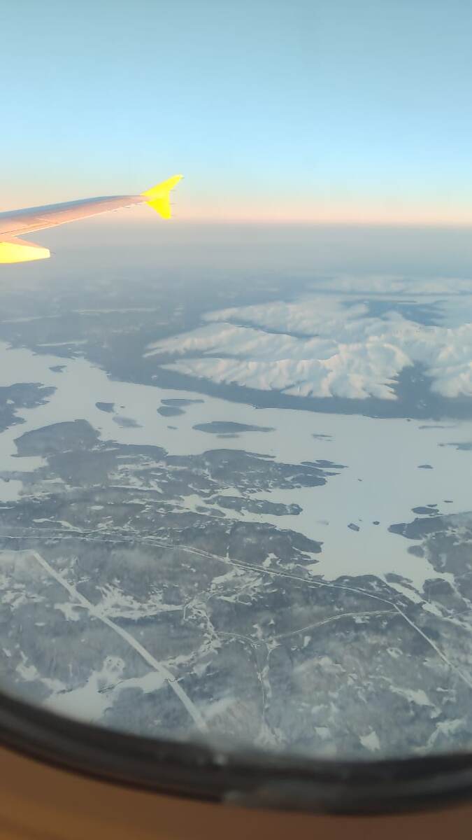 Вид из самолета на бескрайние снежные просторы Арктики