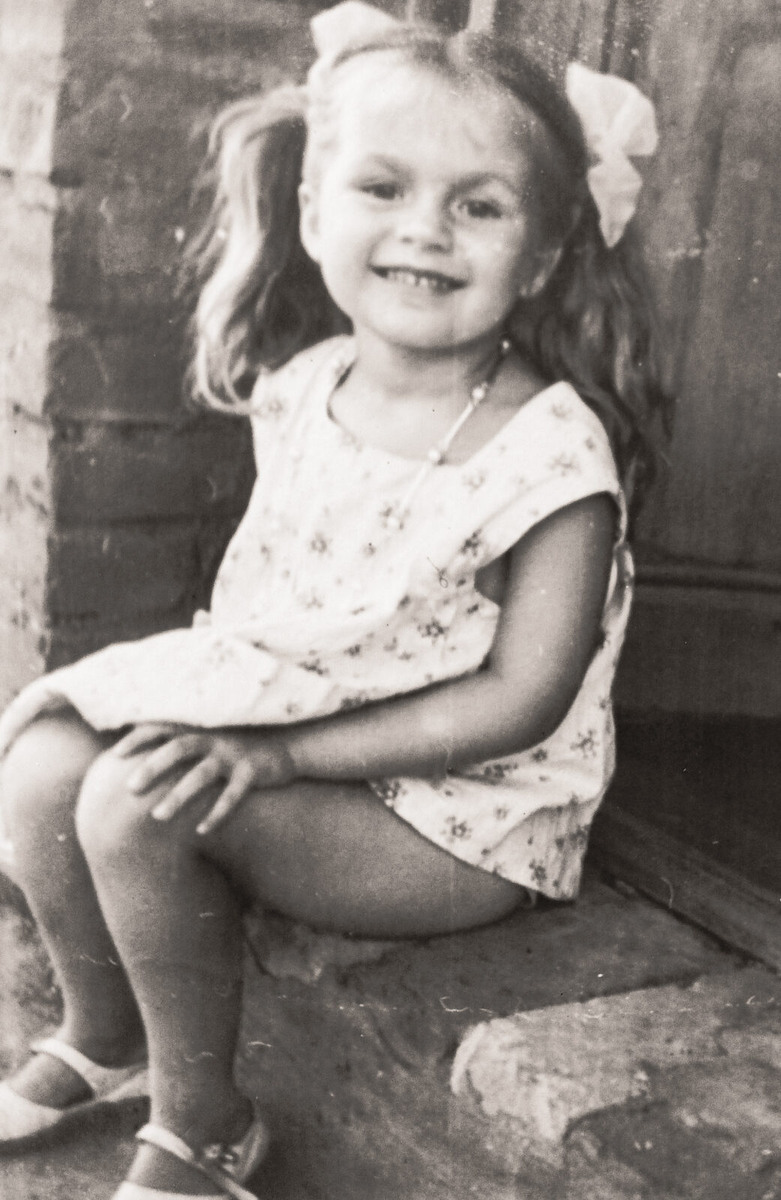 Я такая счастливая на даче на Волге. У меня не только есть бусы, у меня еще и ногти накрашены!