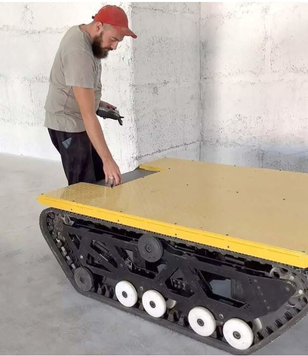 Надо полагать, что на фото Игорь Чайковский