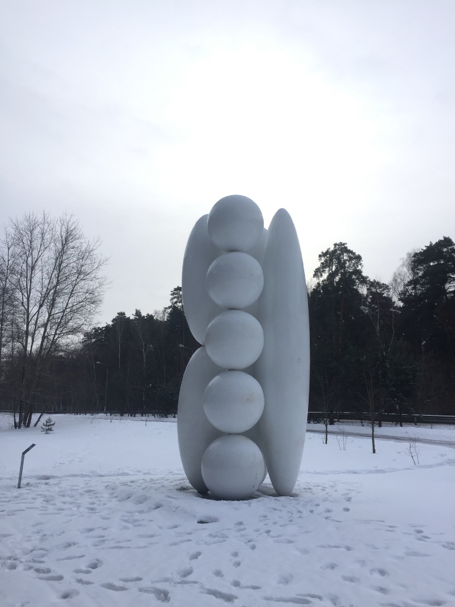 Думаете, это стручок гороха? Как бы не так, это «Стабильная композиция». Парк Малевича. Фото автора 