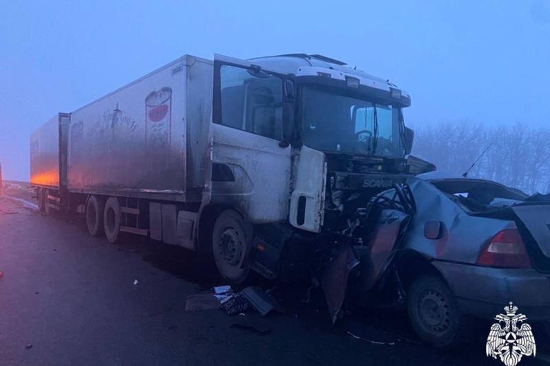    МЧС России / В общей сложности участниками ДТП на трассе Оренбург - Самара стали шесть человек, пятеро из них погибли