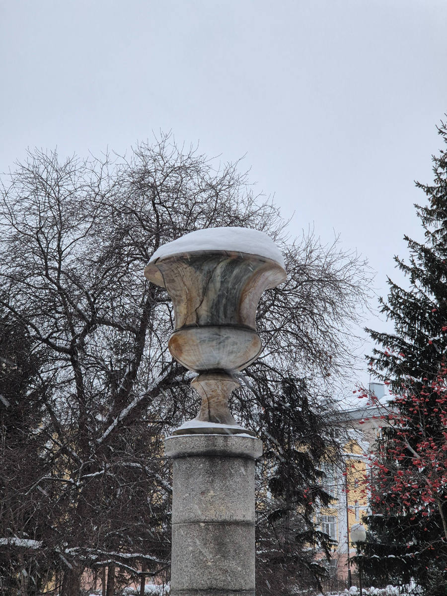 Ваза в честь 50-летия Алтайского края на пересечении улиц Ленина и Короленко