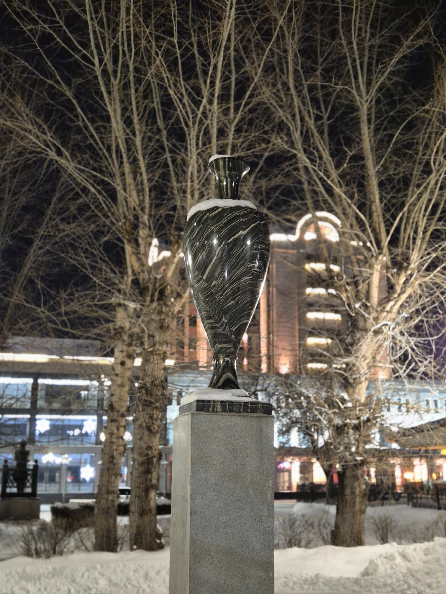 Ваза в честь 250-летия Барнаула, сквер между улицами Гоголя и Пушкина