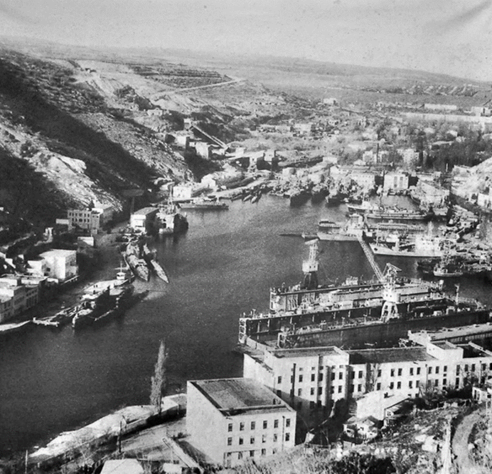 "Закрытый город" Баалаклава. Хорошо видны советские сумбарины в бухте. Фото 1980-х годов