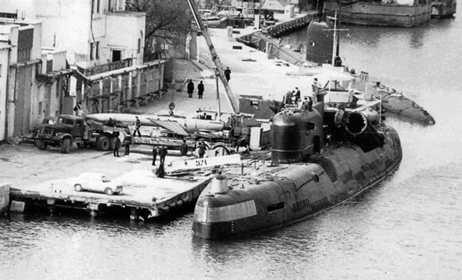 Советская подводная лодка в Балаклавской бухте. Фото 1980-х годов
