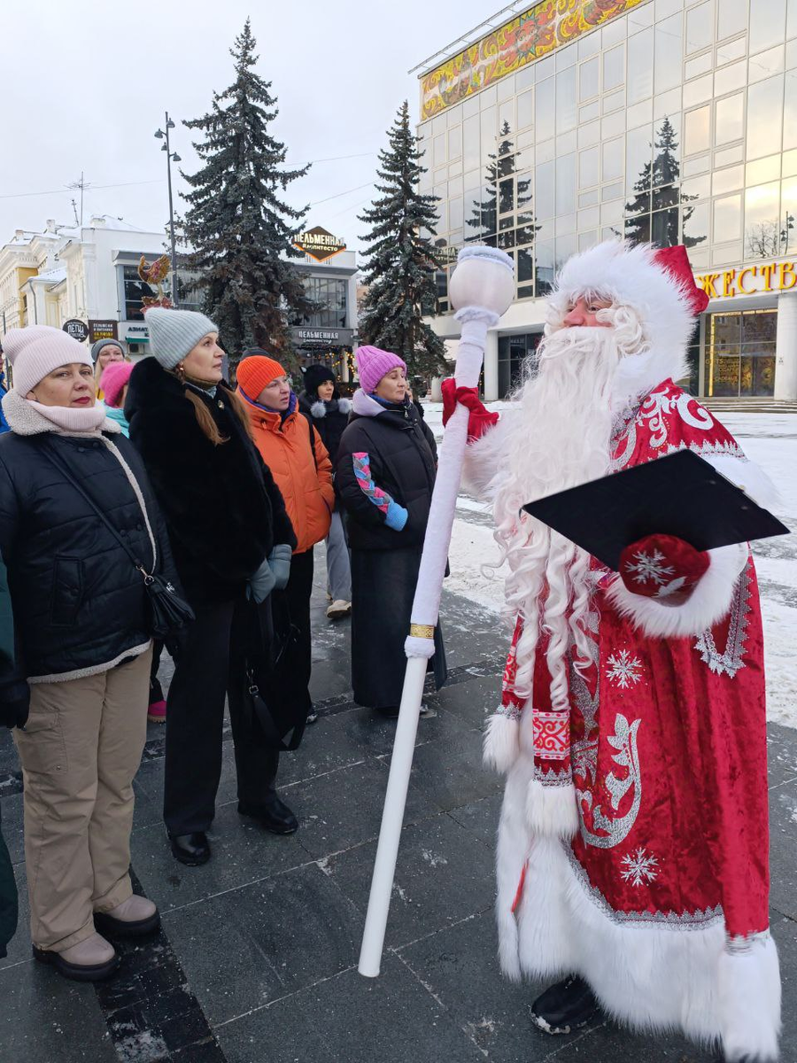 Дед Мороз проводит экскурсию