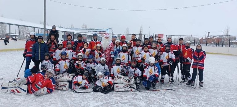    В Первомайском районе прошли соревнования по хоккею на призы Деда Мороза Антон Пичурин