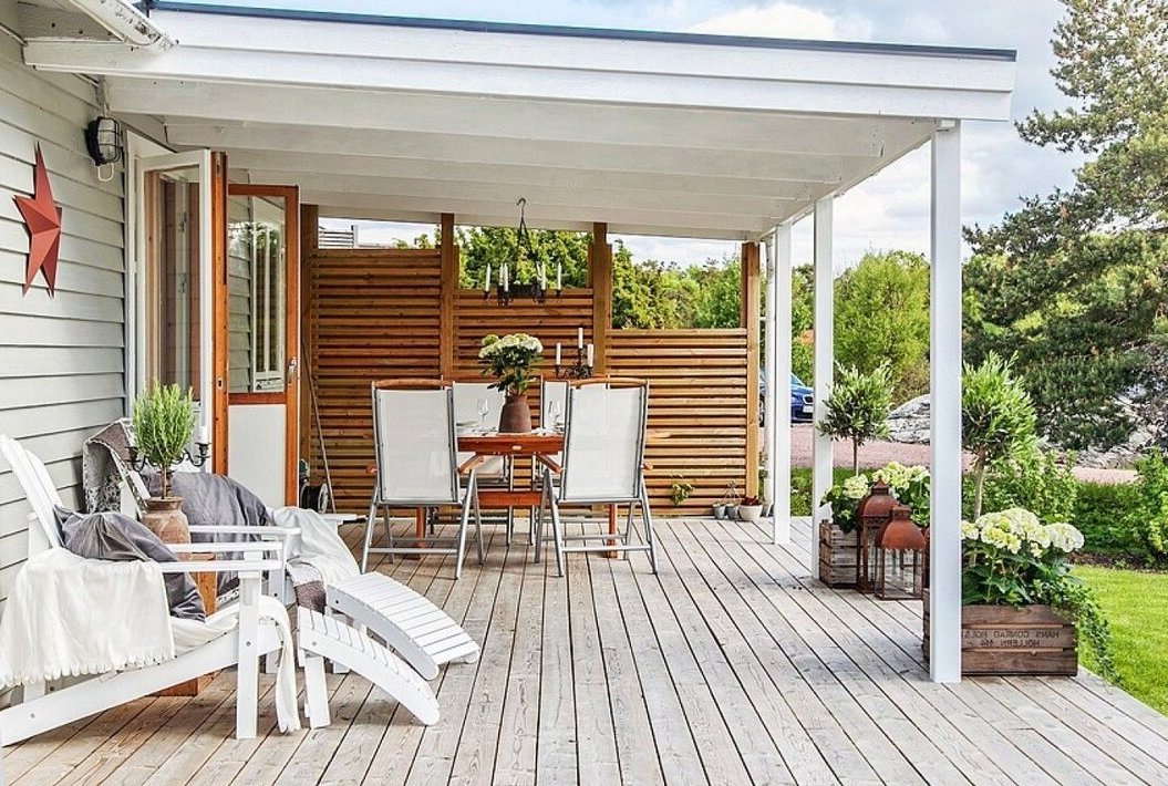 С просторов интернета: Под крышей - застолье, без крыши - позагорать...