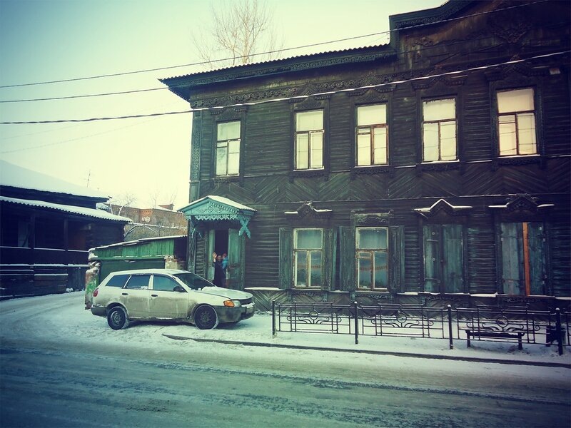 местные жители нам машут на улице Грязнова:) - прямиком из 2013-ого 