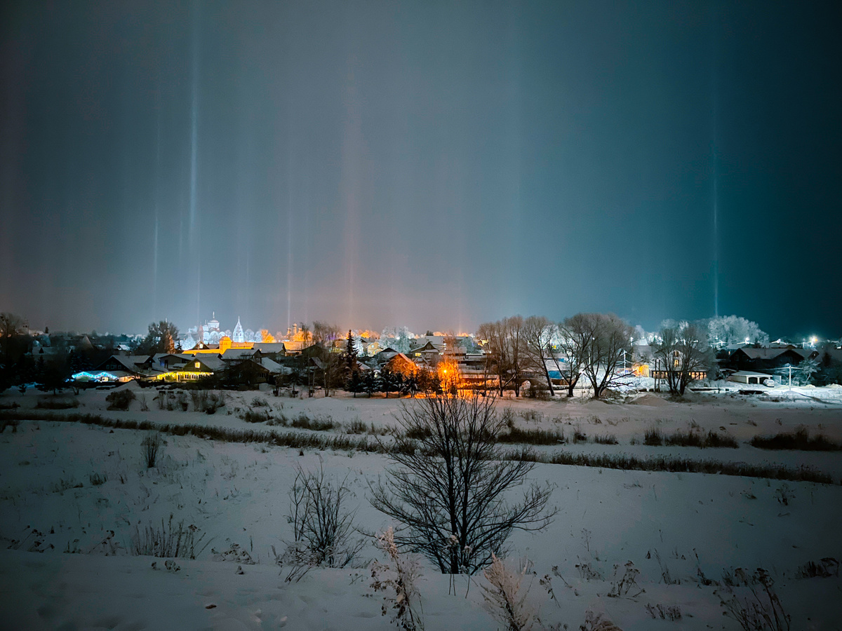 Световые столбы над Суздалем в рождественскую ночь