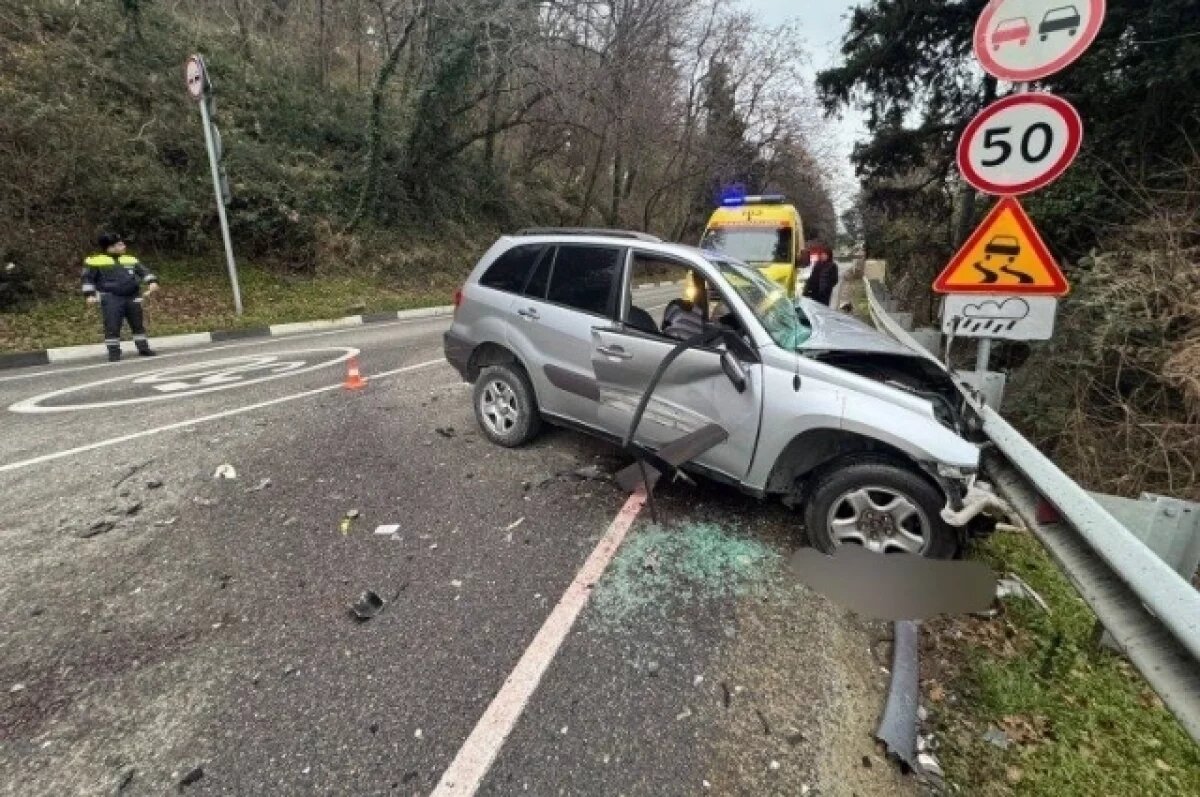    В Сочи в столкновении иномарки с автобусом погиб водитель легковушки