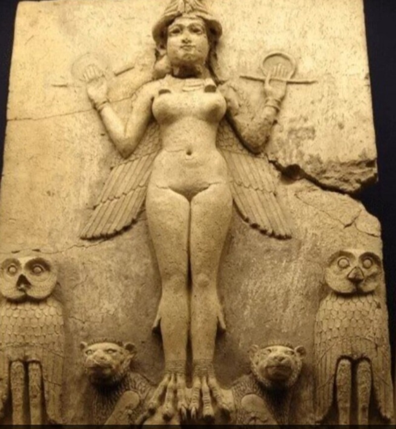 В руках у Иштар ключи жизни и стоит она на своих любимых львёночках.. Все фото из открытых источников.