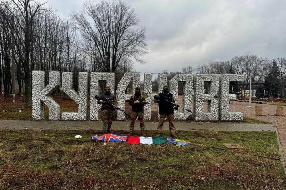 Российские солдаты показали флаги европейских стран, которые нашли в Курахово при освобождении города от ВСУ, источник – Телеграм-канал РИА ДНР