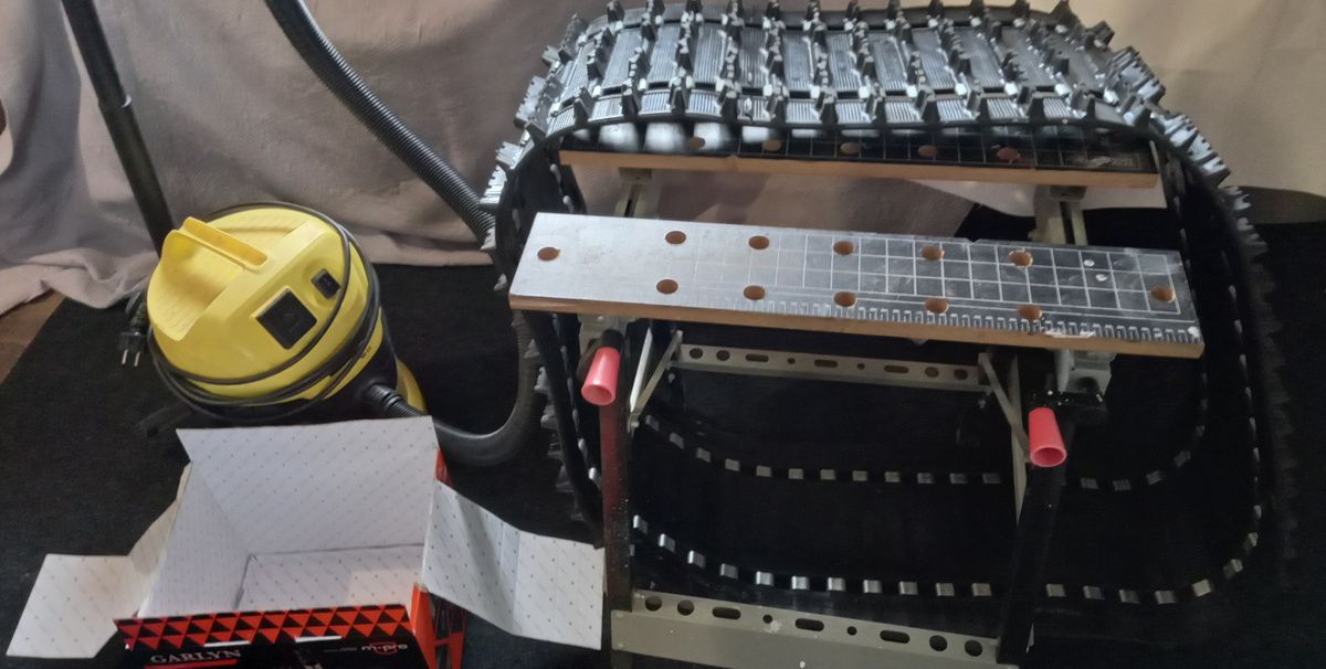 Верстак идеально подошёл для распиловки гусеницы вдоль