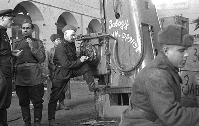 Демонтаж немецкого оборудования для вывоза в СССР