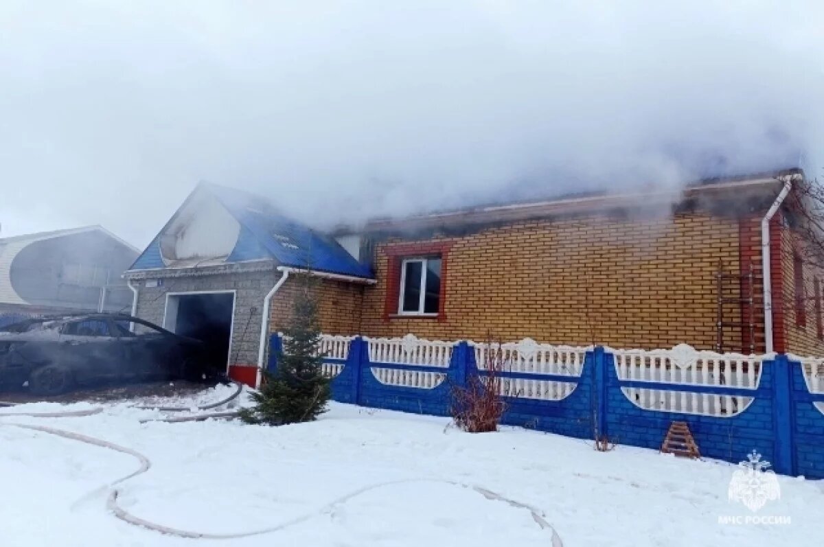    В Башкирии в пожаре загорелся дом, гараж и машина