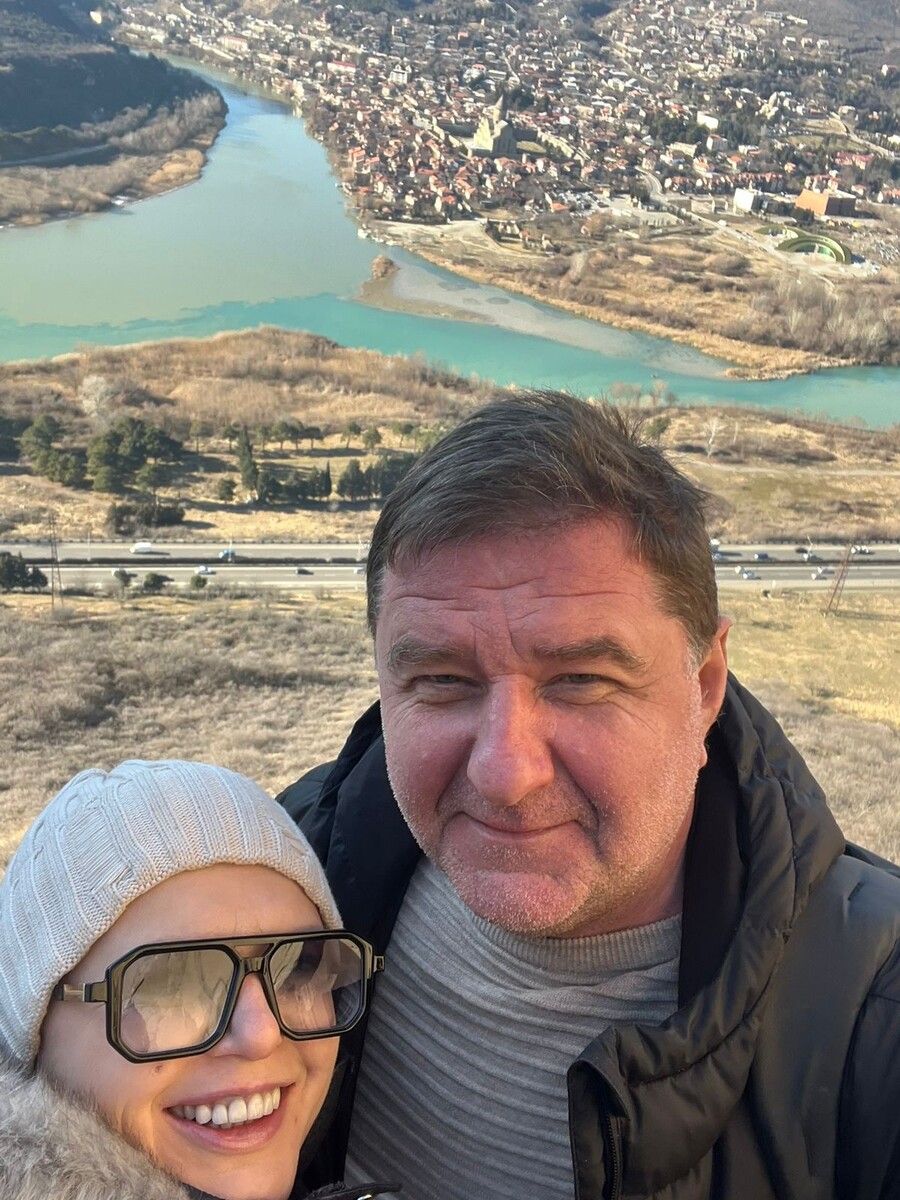 Здесь две реки сливаются в одну. А это, между прочим - символ семейной идиллии! А вы, что подумали?