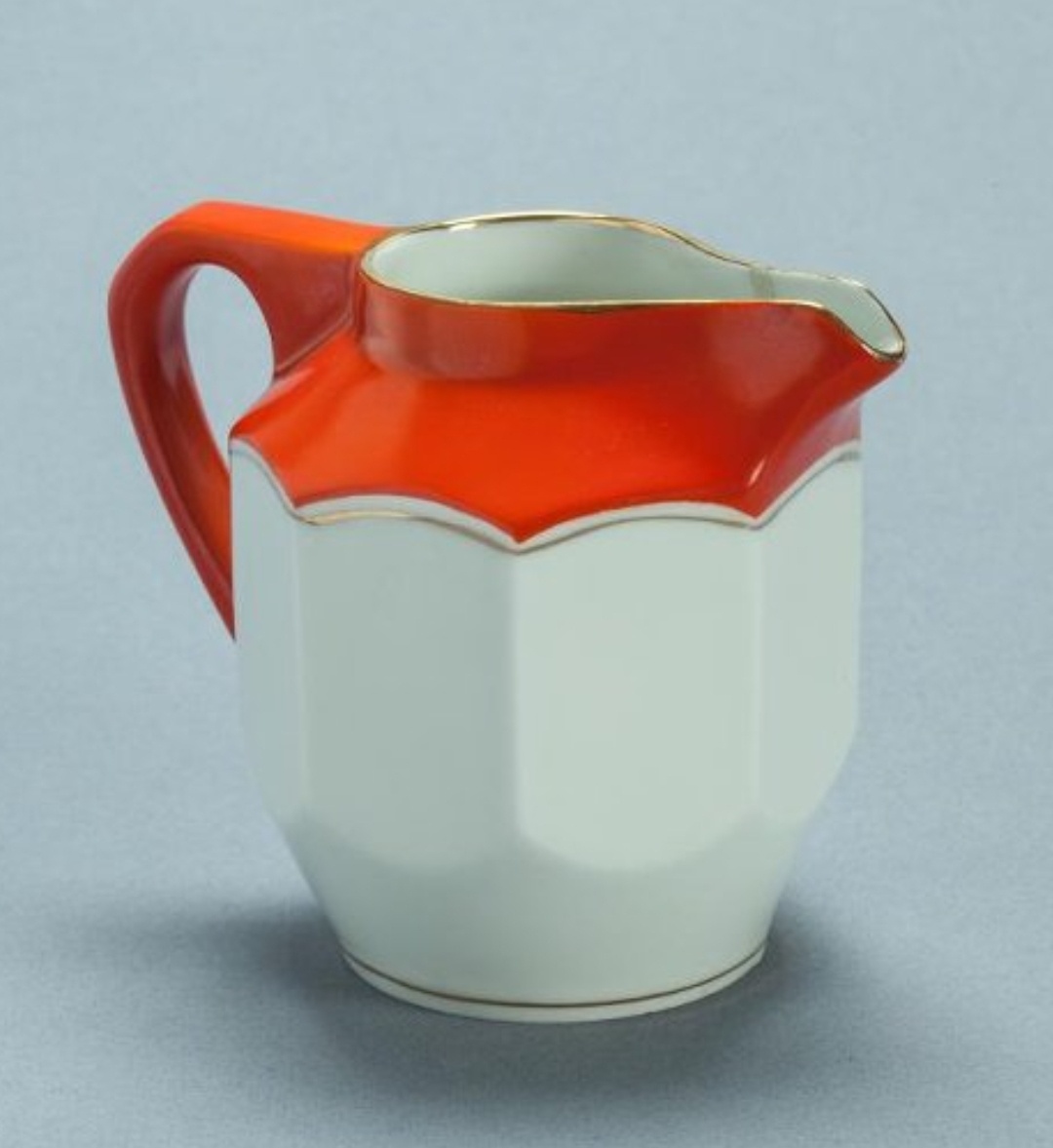 В.Г.Дорофеев (Автор проекта) 1896-? ВХУТЕИН Дулёвский фарфоровый завод им. газеты "Правда". Сервиз "Восьмигранный" ("Коралловый"). Молочник. 1928. Государственный исторический музей". ГоскаталогРФ.