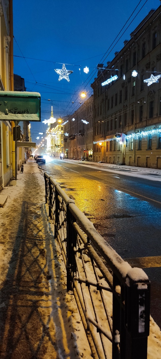 Иду по Малой Моской. Днём здесь не пройти. Улица узкая, а народу очень много.