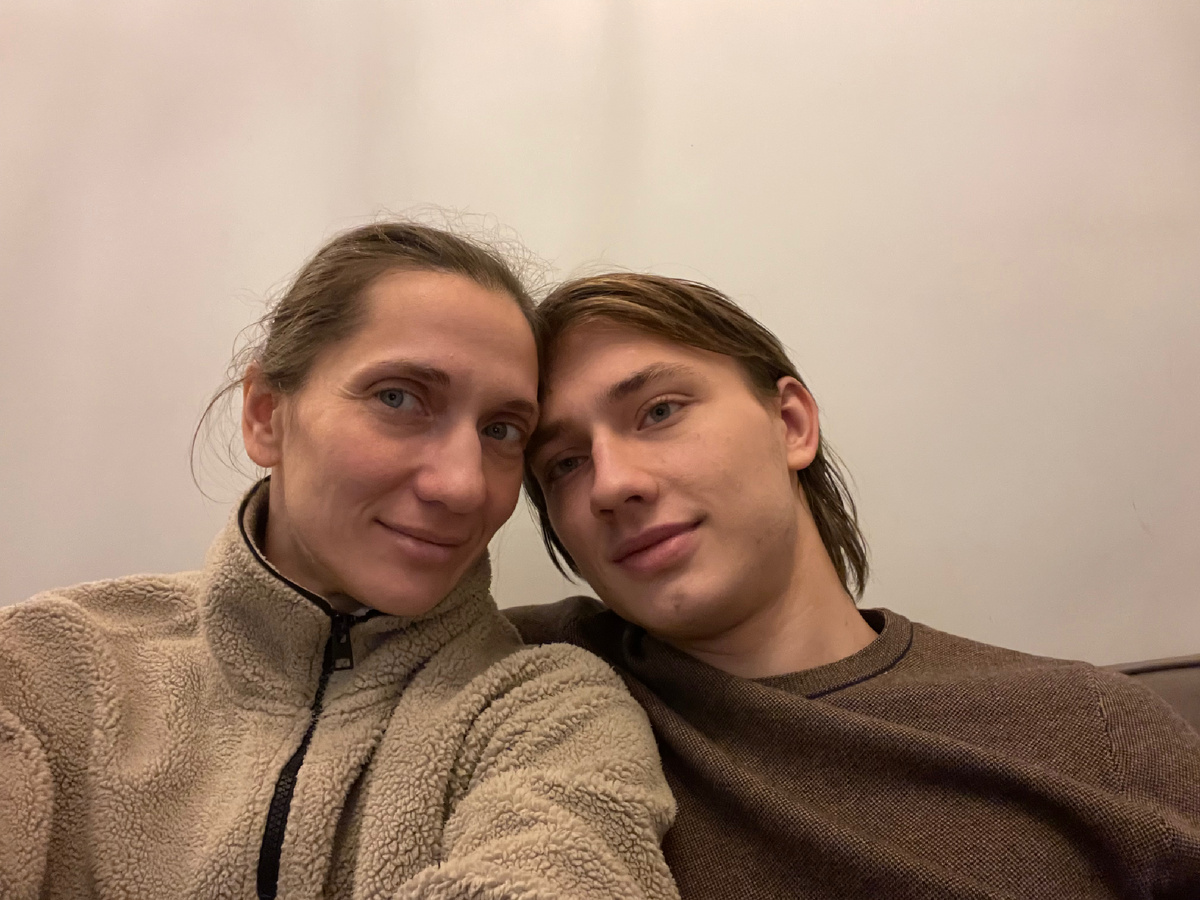 Вместе со старшим сыном.