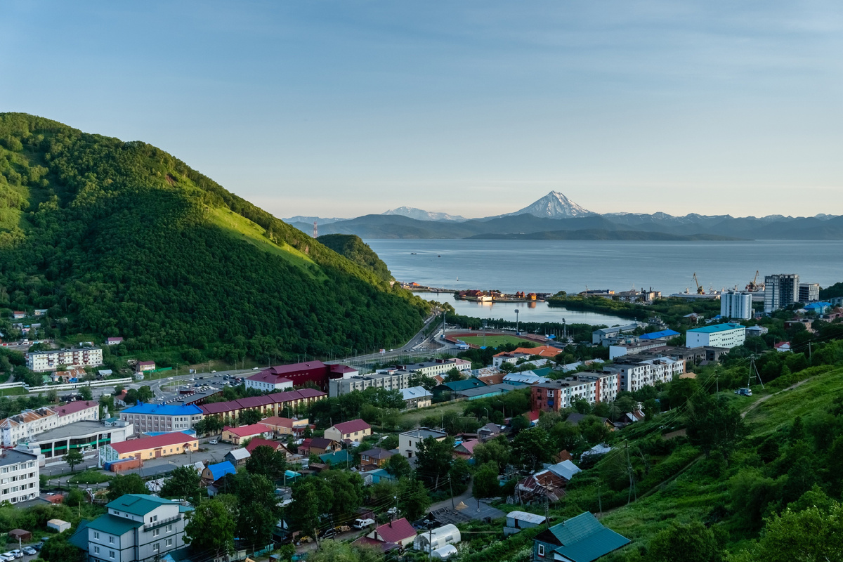 Вид с города Петропаловска-Камчатского на Вилючинский вулкан.