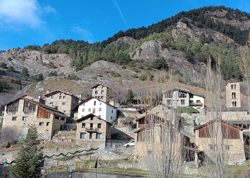 Чем выше в горы, тем больше традиционной архитектуры