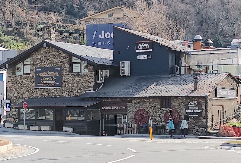 Borda Estevet с дискотекой Kapital (отсылка к Марксу?😜)