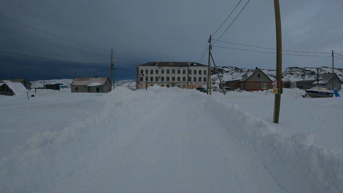 Подходим к заброшенной школе в Териберке.