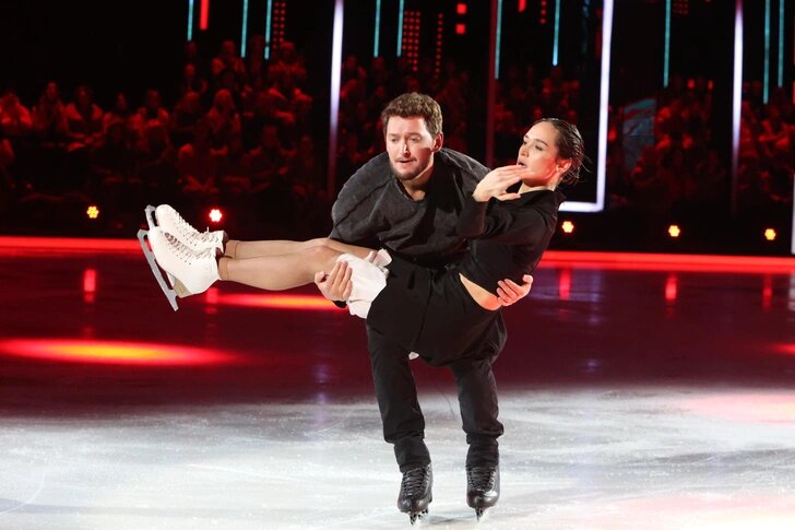 Азиза Минекаева вышла на лед в паре с Максимом Ковтуном