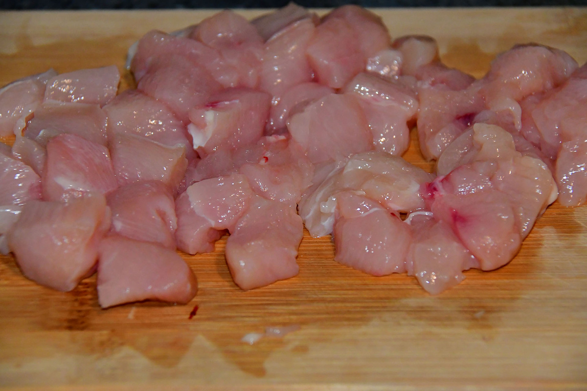 Нарезаем курицу