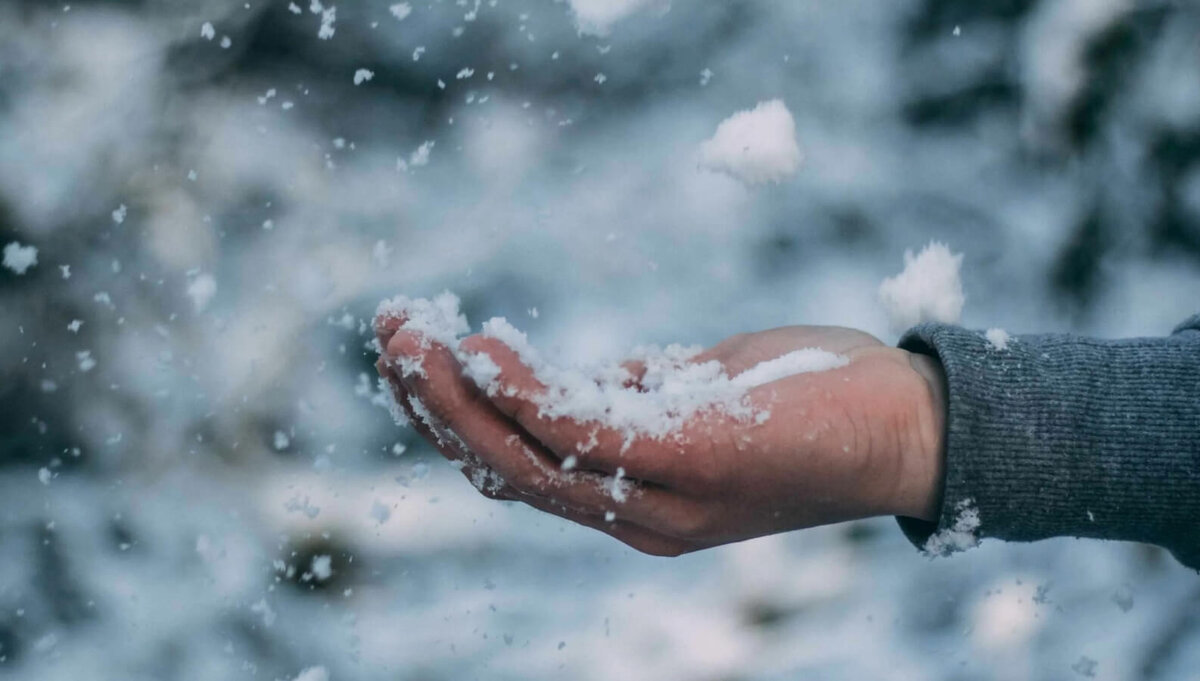    Даже если рассмотреть все снежинки в мире, найти одинаковые невозможно. Источник изображения: Popular Science