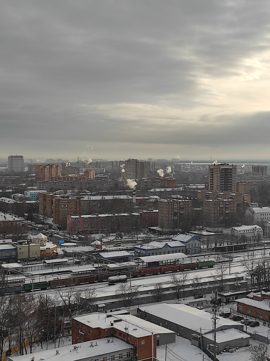 Белый пар от  труб даëт понять, что подморозило. 