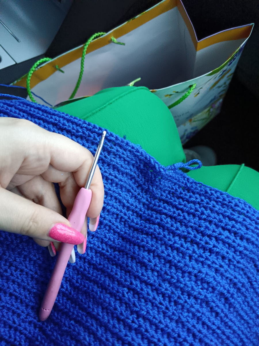 Естественно я в дорогу взяла с собой вязание. Моя спинка продливается медленно, но верно.