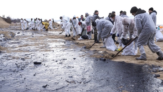    В Крыму обнаружили два новых участка выброса мазута Виктория Шварц
