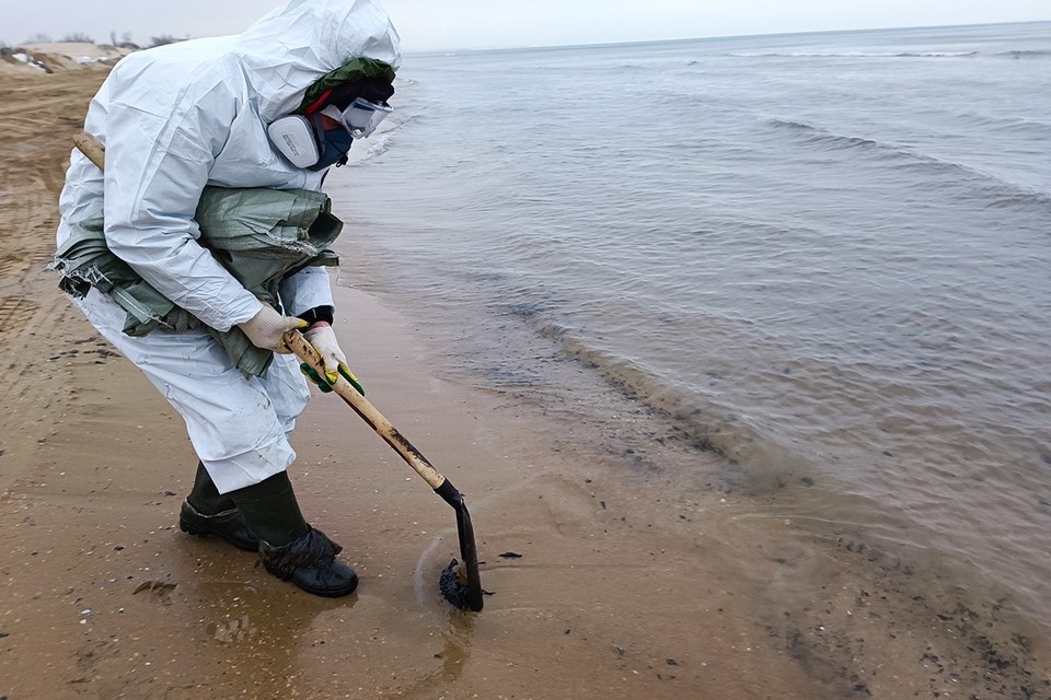    Вот таких «черных медуз» отлавливают в прибрежной полосе волонтеры Наталья ВАРСЕГОВА