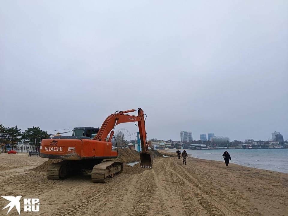    На центральном пляже Анапы выкопали огромный ров, чтобы ограничить новые выбросы мазута Наталья ВАРСЕГОВА