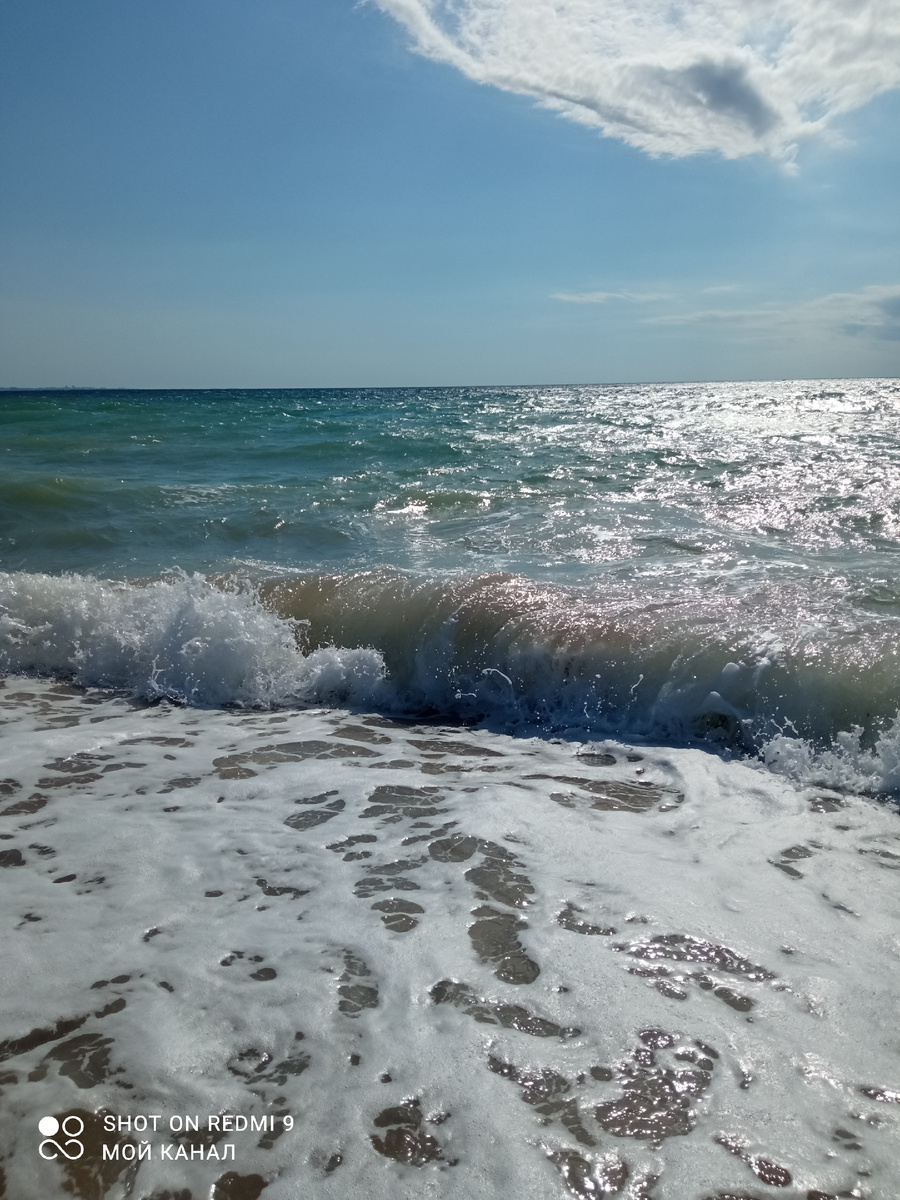 Летом вода в море так нагревается, что похожа на термальный источник. Фото автора.