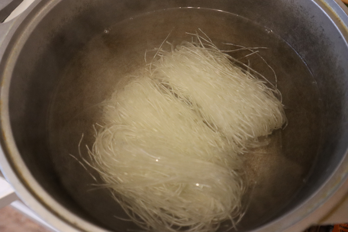 Лапшу заливаю кипящей водой