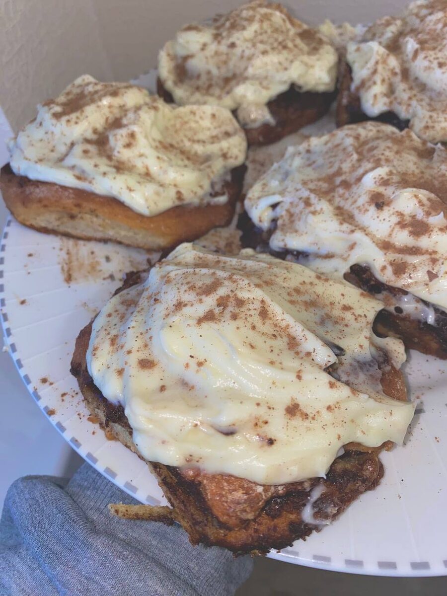 Если вы мечтаете о том, чтобы насладиться ароматными и мягкими рулетами с корицей, как в знаменитой сети Cinnabon, то этот рецепт именно для вас! Эти булочки идеально подойдут для завтрака или десерта и подарят вам незабываемые моменты наслаждения. Давайте готовить!