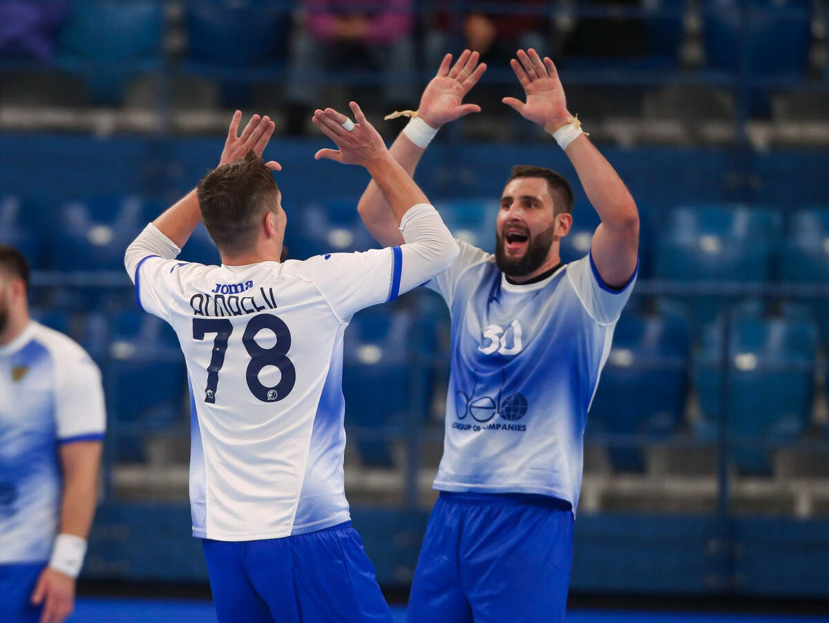    Партнёры по сборной России и бывшие одноклубники Павел Андреев (№78) и Александр Ермаков