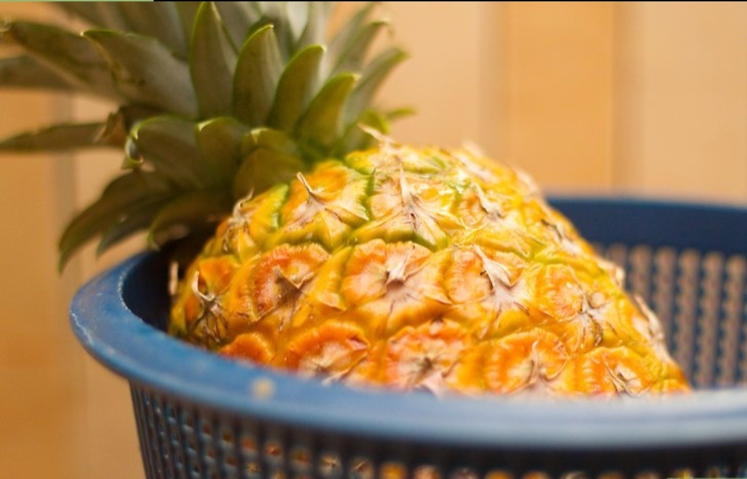 Промойте ананас и обсушите.