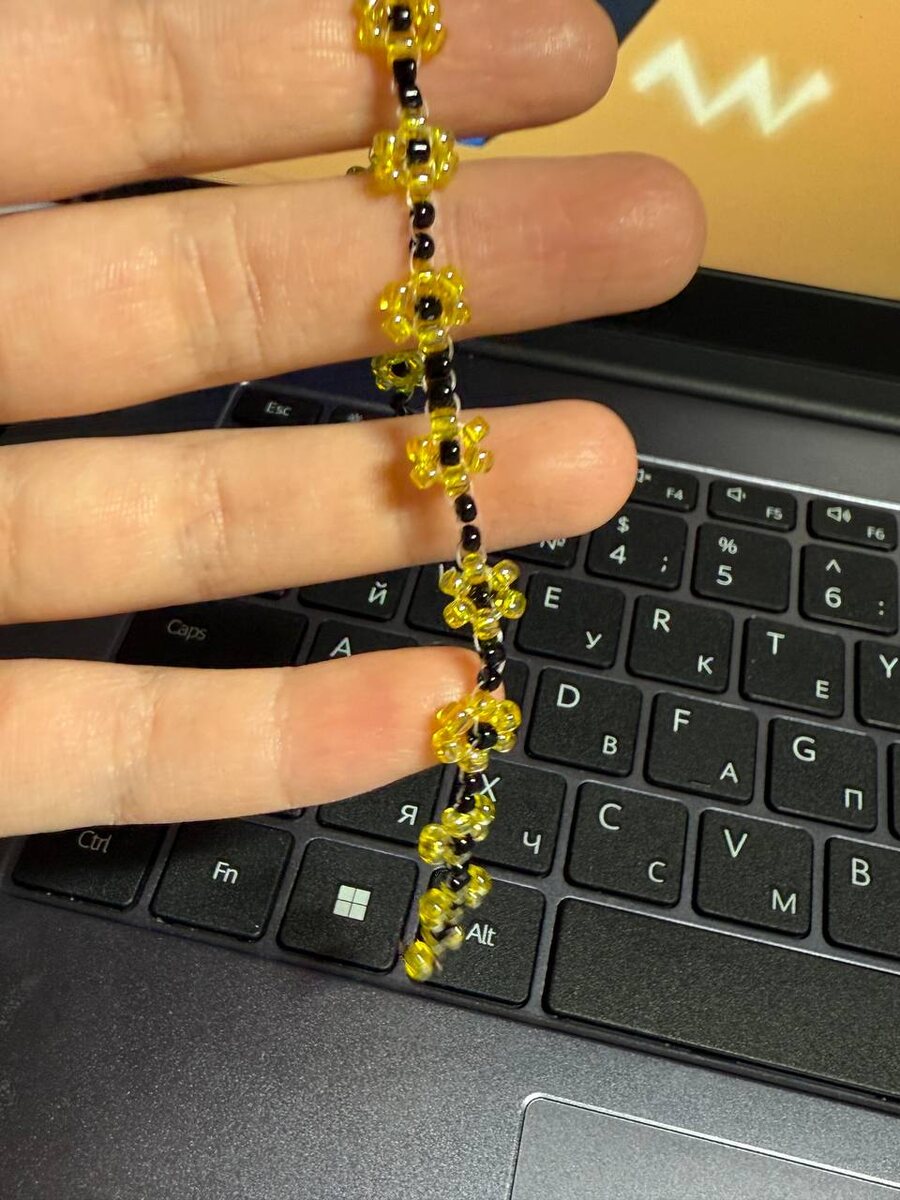 этот браслет сделала я из бисера.