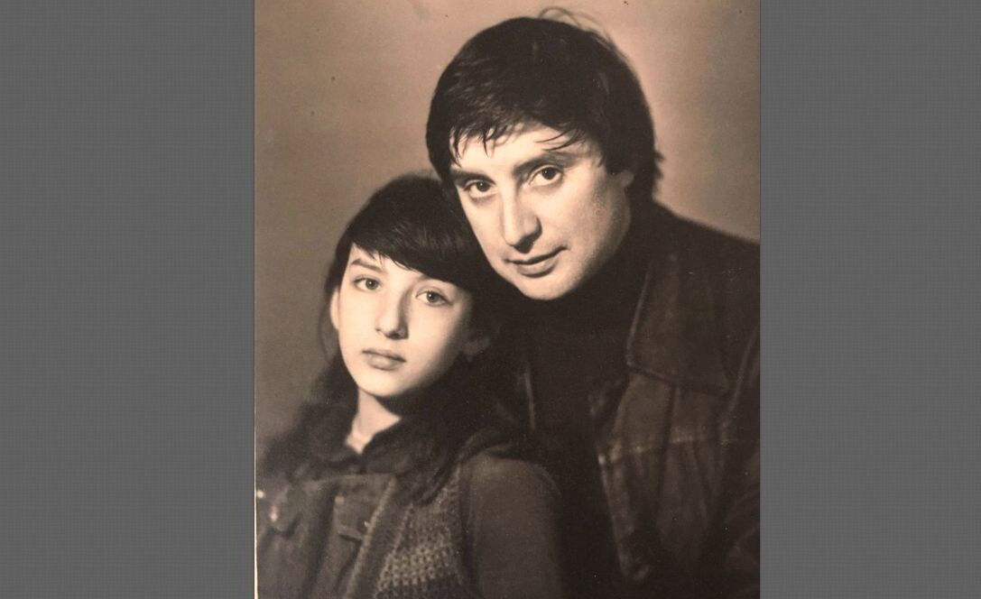 Алика в детстве с отцом