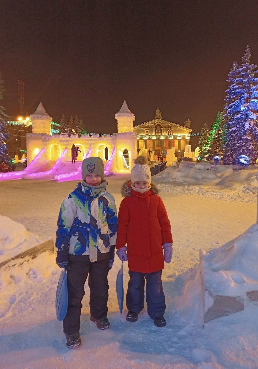 3 января 2024 год. Фото из личного архива. На улице минус 30. Гуляем в ледовом городке