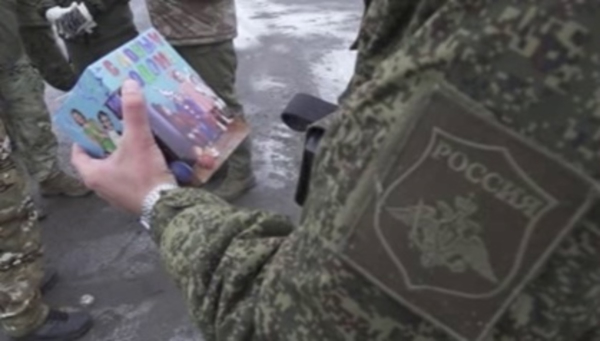    В Курской области военный Дед Мороз поздравил с Новым годом бойцов группировки войск "Север"