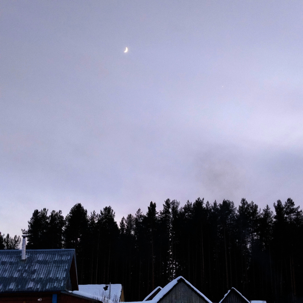 Луна и если присмотреться, видно Венеру.