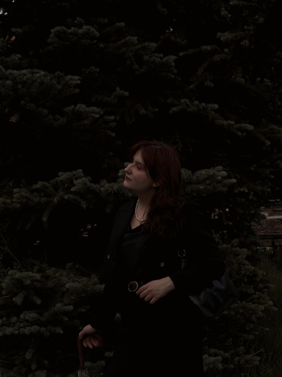 Тёмная душенька в своей любимой атмосфере.