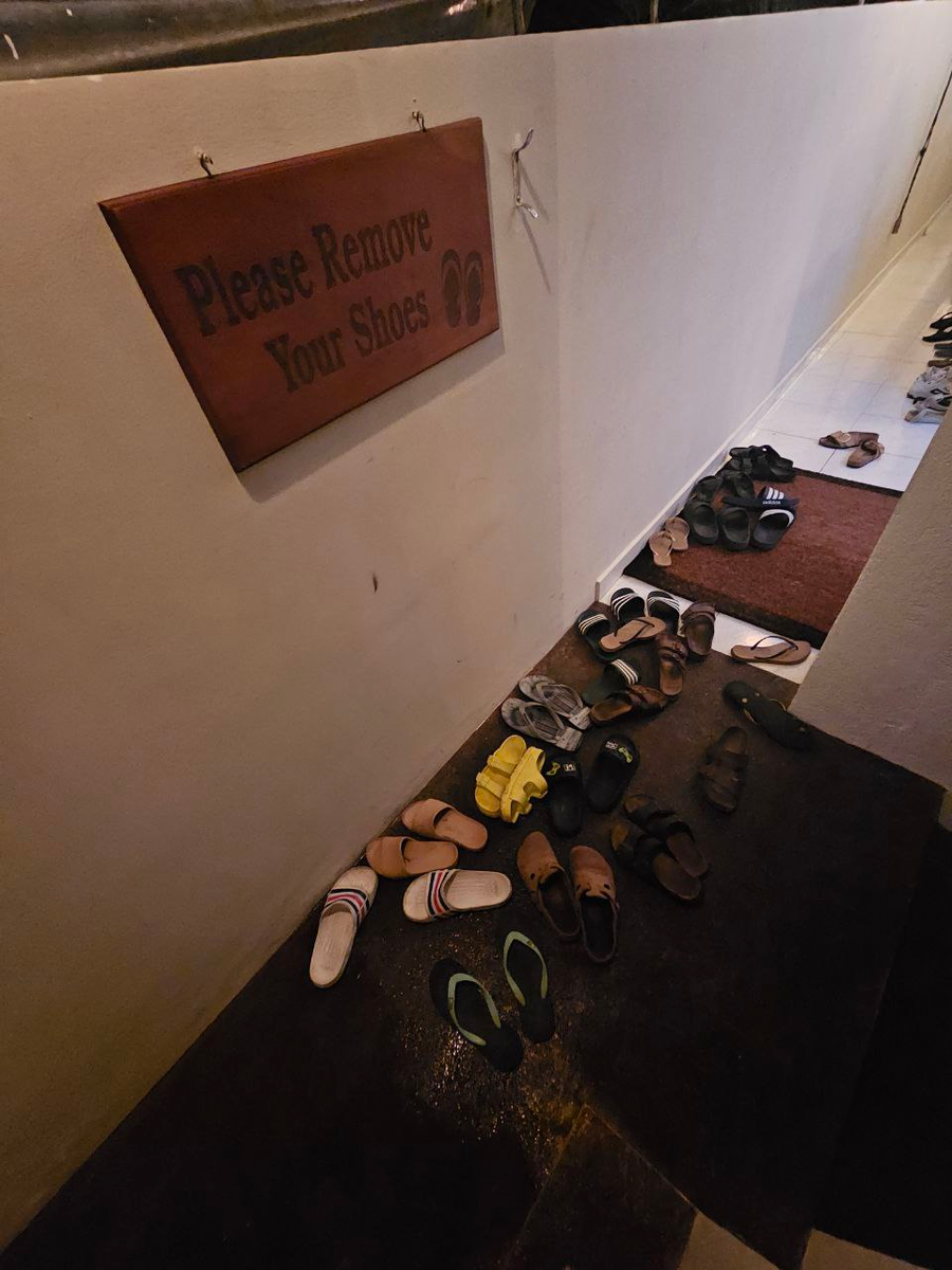 Тут ты понимаешь, что попадёшь в большую компанию совершенно незнакомых людей. 